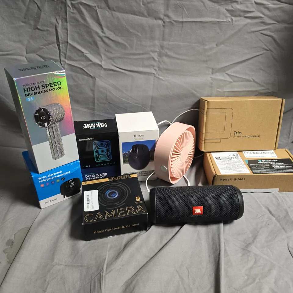 APPROXIMATELY 12 ASSORTED ELECTRICAL ITEMS TO INCLUDE TRIO SMART ENERGY DISPLAY, EASYACC FAN, JBL SPEAKER, ETC