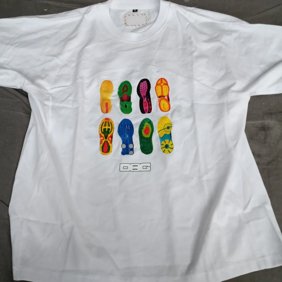 DIRTBAG WHITE T-SHIRT WITH MULTICOLOUR FOOTPRINT PRINT – SIZE M