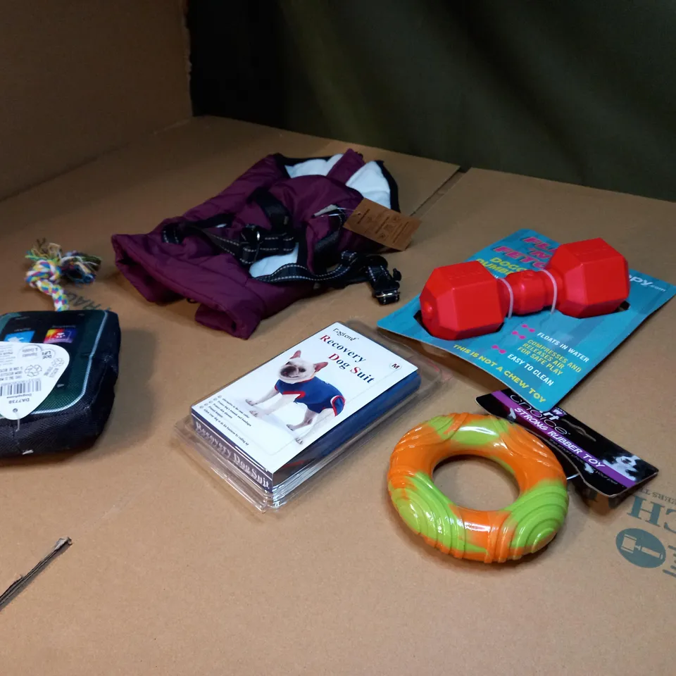 LOT OF APPROX 5 ASSORTED DOG RELATED ITEMS TO INCLUDE: DOG TOYS, DOG COATS