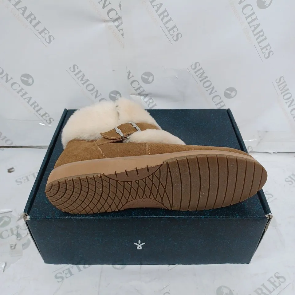 BOXED PAIR OF EMU OXLEY FUR CUFF BOOTS SIZE 7