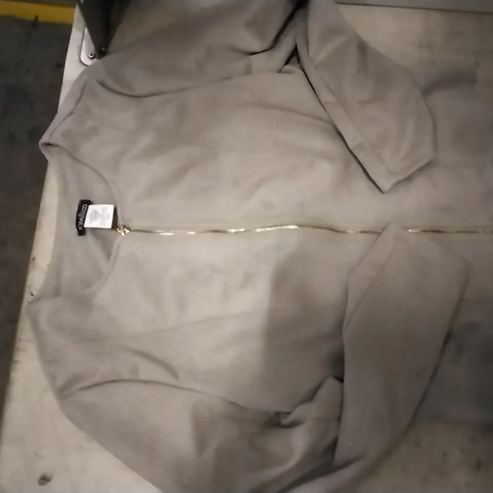 BOX CONTAINING MARLA WAYNE BLACK JACKET SIZE S AND KIM & CO LIGHT GREY JACKET, SIZE L , 4 PCS 