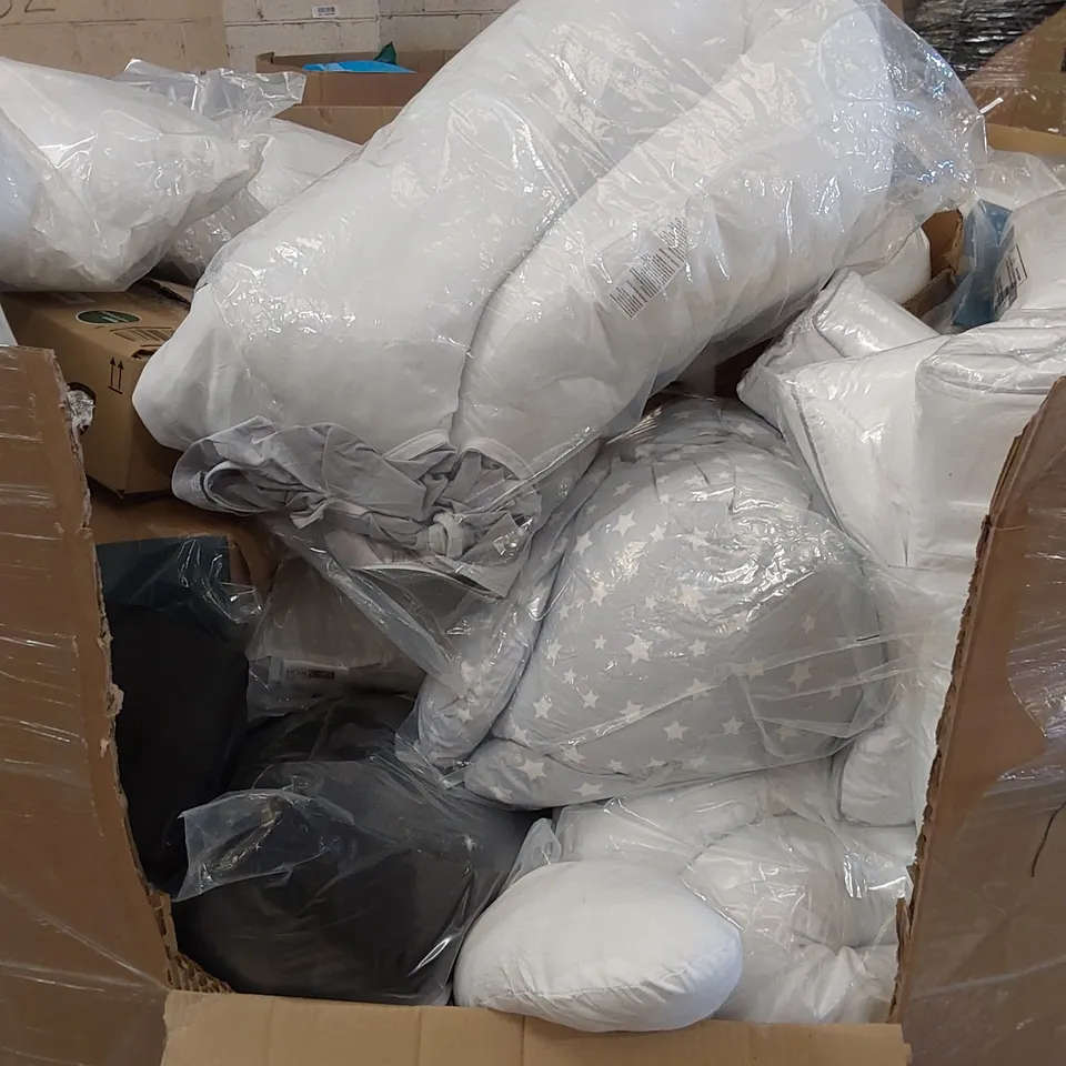 PALLET OF ASSORTED BEDROOM AND COMFORT BASED PRODUCTS TO INCLUDE; PILLOWS, SUPPORT SEAT CUSHIONS AND SIMILARLY RELATED GOODS