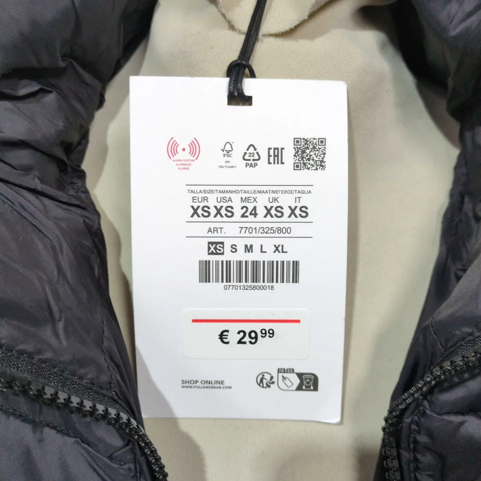 PULL AND BEAR ZIP THROUGH BLACK INSULATED COAT - EUR XS