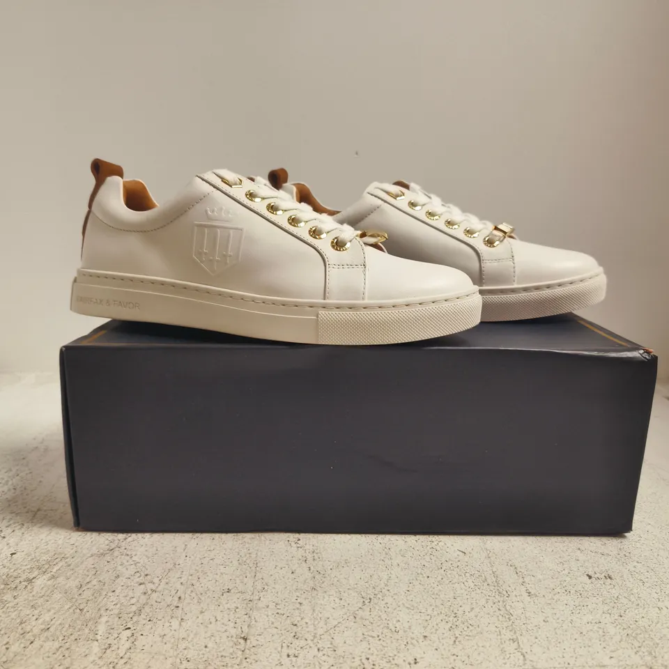 BOXED PAIR OF FAIRFAX & FAVOR WOMENS FINCHLEY TRAINERS IN WHITE LEATHER SIZE UK 5