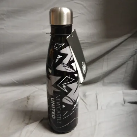 NEWCASTLE UNITED WATER BOTTLE – BLACK WITH WHITE GRAPHIC, STAINLESS STEEL CAP