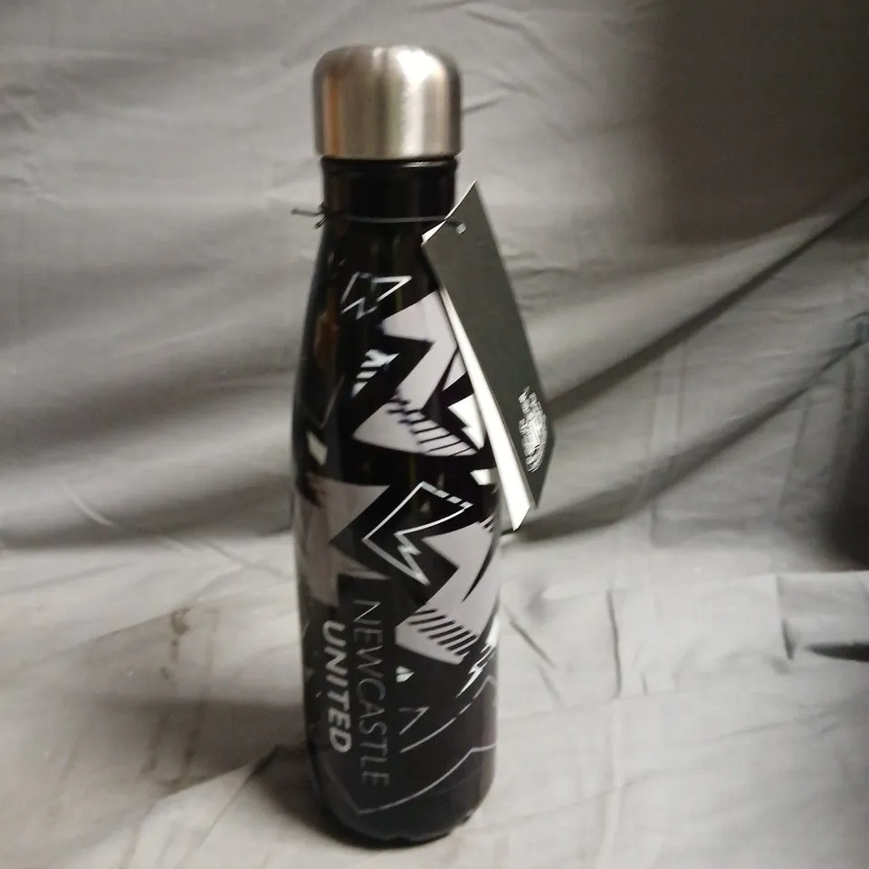 NEWCASTLE UNITED WATER BOTTLE – BLACK WITH WHITE GRAPHIC, STAINLESS STEEL CAP