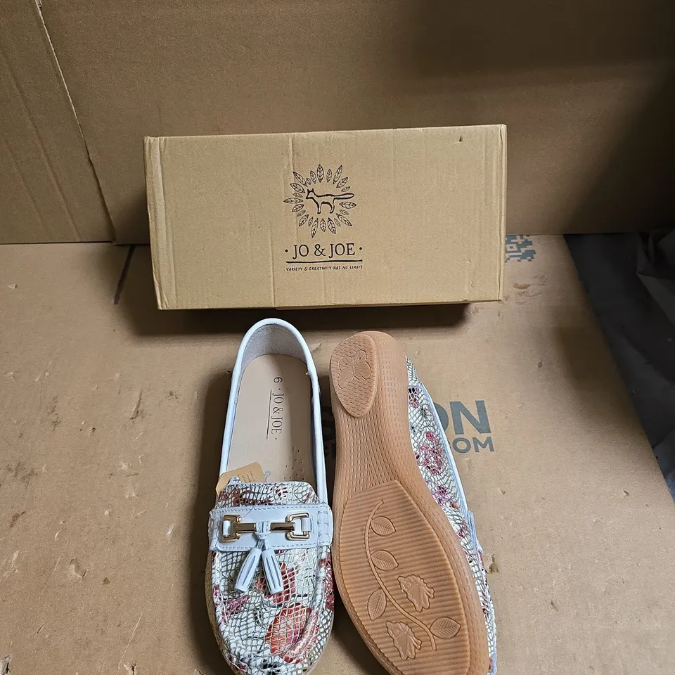 JO & JOE WOMEN’S FLORAL SLIP-ON LOAFERS – UK 6