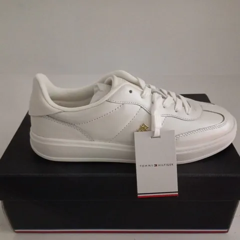 TOMMY HILFIGER HERITAGE SHINY SNEAKER UK 5 BOXED