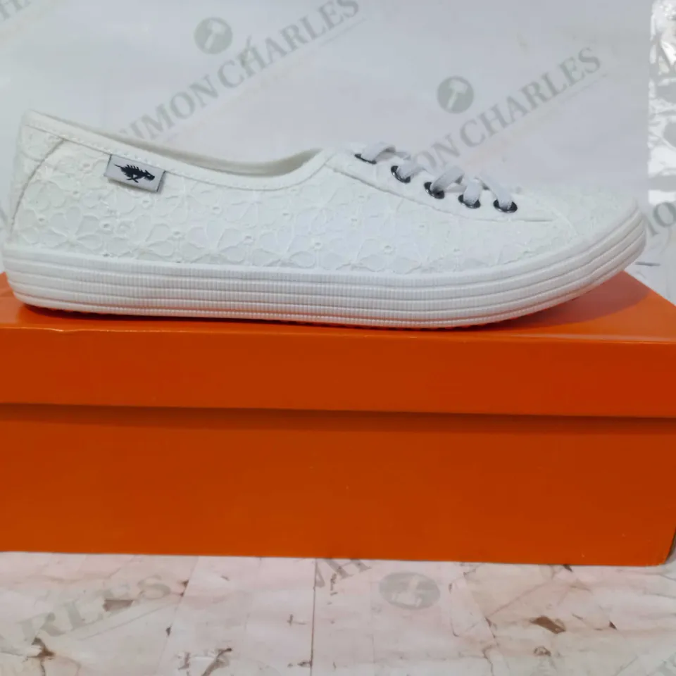 BOXED PAIR OF ROCKET DOG SHOES IN WHITE UK SIZE 7