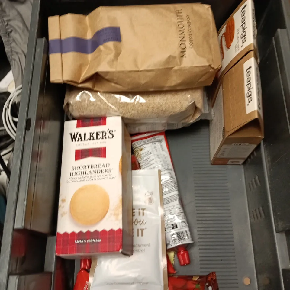 APPROXIMATELY 20 ASSORTED FOOD AND DRINK ITEMS TO INCLUDE - BLUE DRAGON SWEET CHILI SAUCE, BRANSTON BAKED BEANS AND TOMATO PUREE