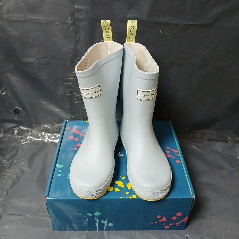 BOXED PAIR OF HOLLY & BEAU RUBBER LIGHT BLUE RAIN BOOTS - KIDS UK 13