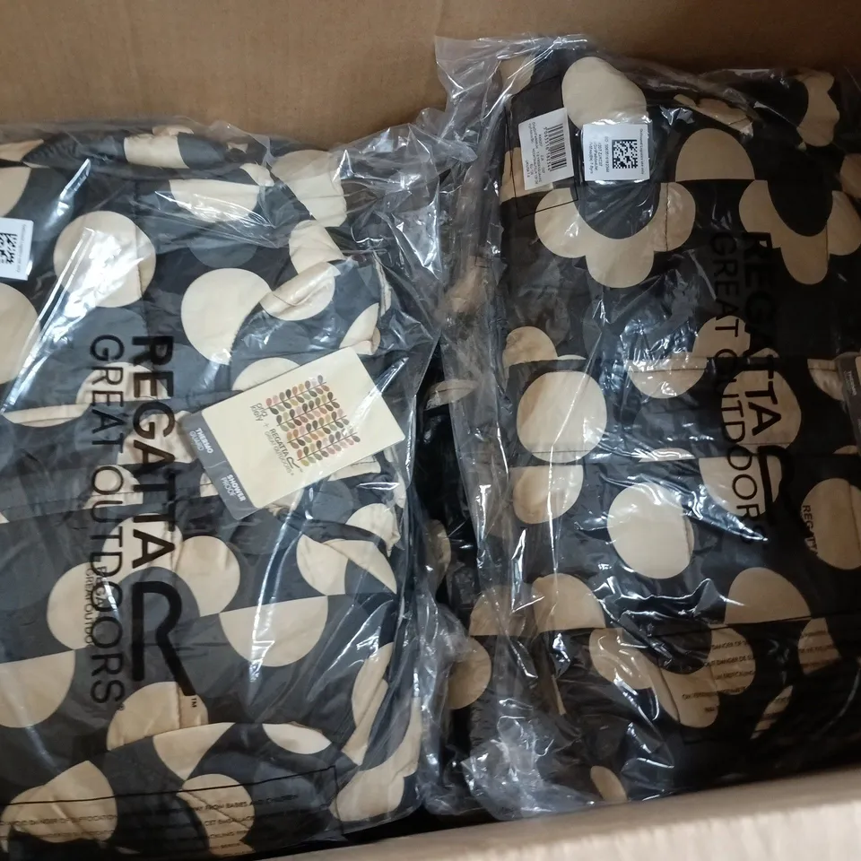 APPROXIMATELY 22 BRAND NEW REGATTA/DARE2B KIDS CLOTHING ITEMS IN VARIOUS SIZES, STYLES & COLOURS TO INCLUDE BARLIA WINTER LEGGINGS, JUNIOR EMBRIE, FREEHAND FLEECE, ETC