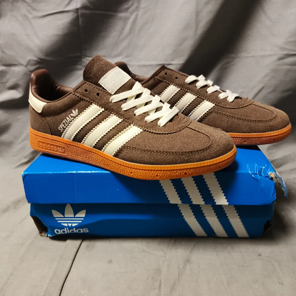BOXED PAIR OF ADIDAS HANDBALL SPEZIAL SHOES IN DARK TAUPE/WHITE SIZE UK 6.5
