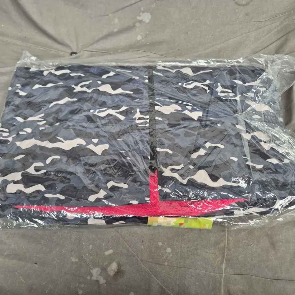 REGATTA GREAT OUTDOORS KIDS CHANGING ROBE – BLACK CAMO, 9–13 YEARS