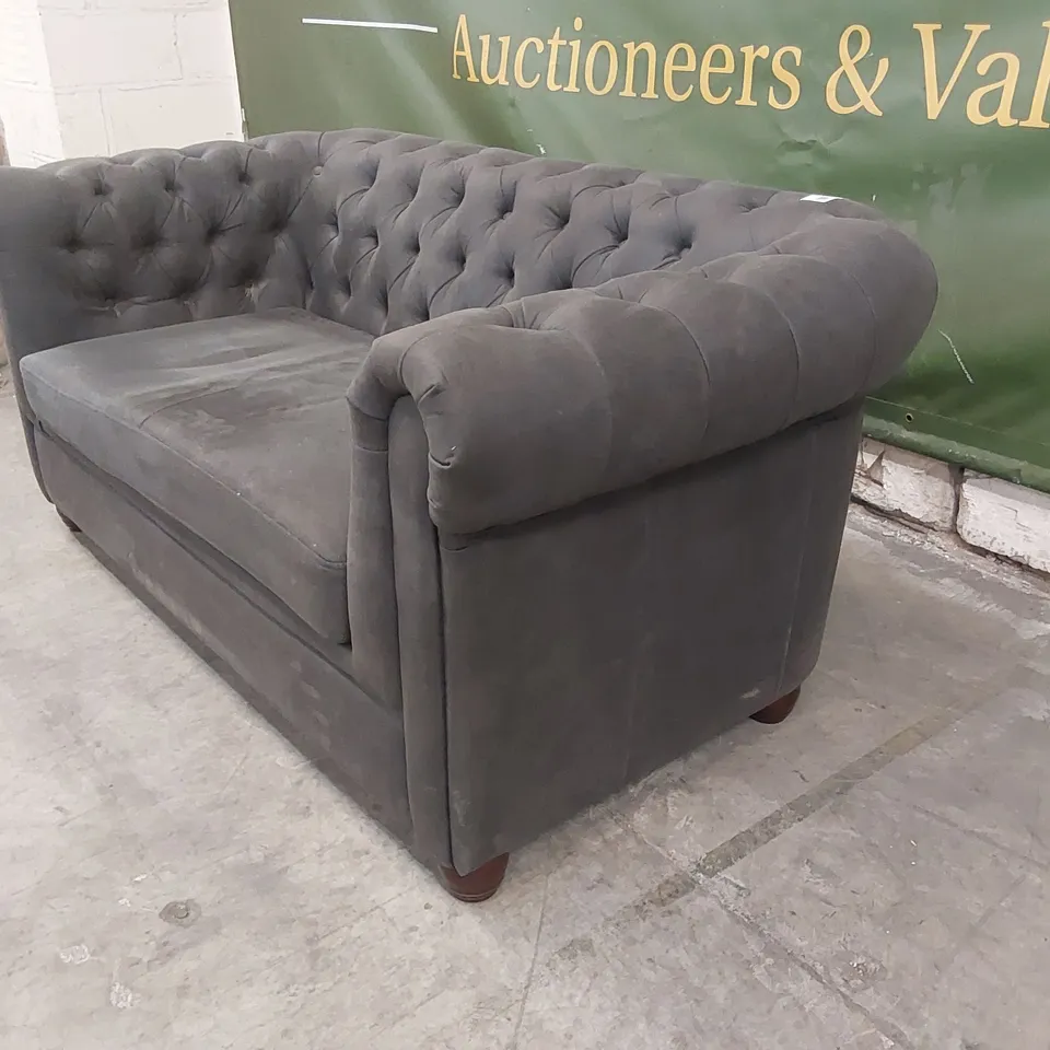 QUALITY DESIGNER GREY FABRIC UPHOLSTERED BUTTON BACK SOFA