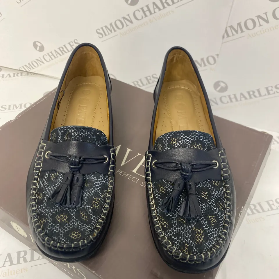 BOXED PAIR OF PAVERS SIZE 37 SHOES 