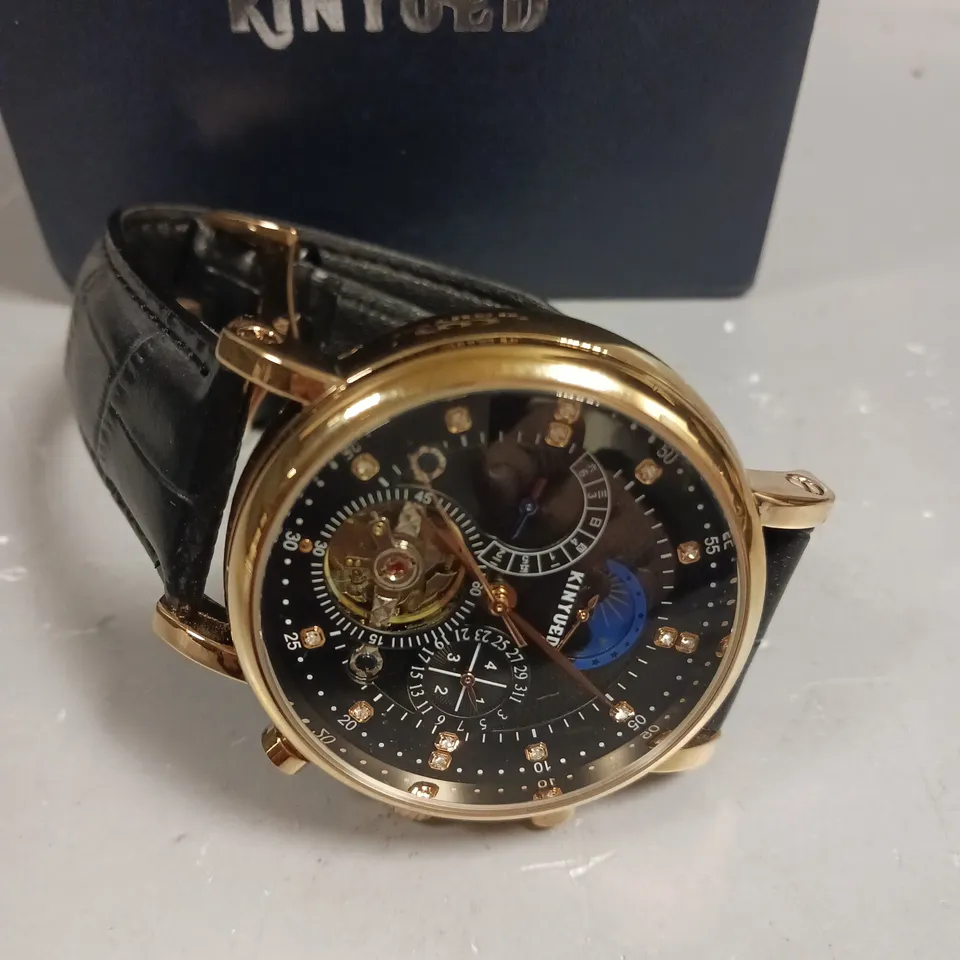 KINYUED EXHIBITION CASE SPORTS CHRONOGRAPH WATCH  