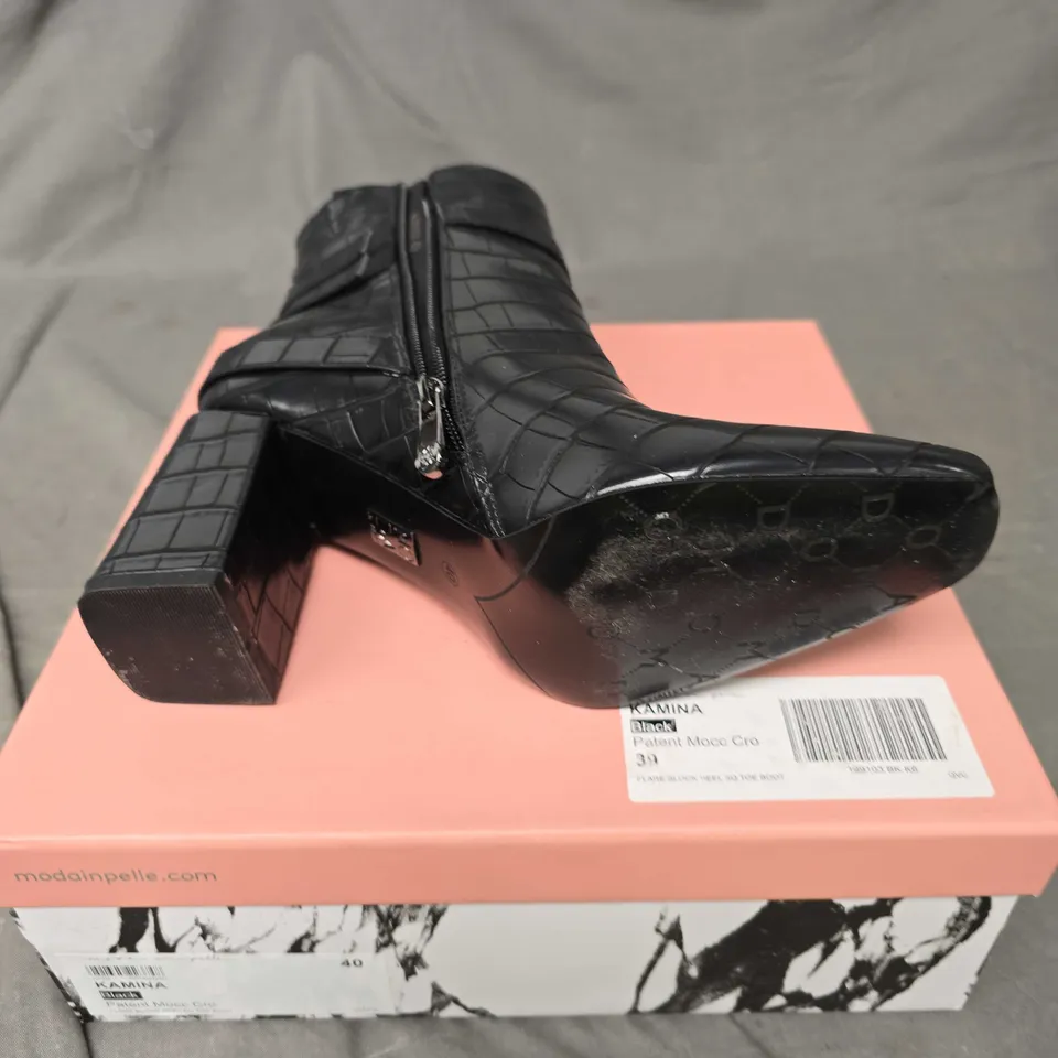 BOXED PAIR OF MODA IN PELLE FLARE BLOCK HEEL BOOTS - 7