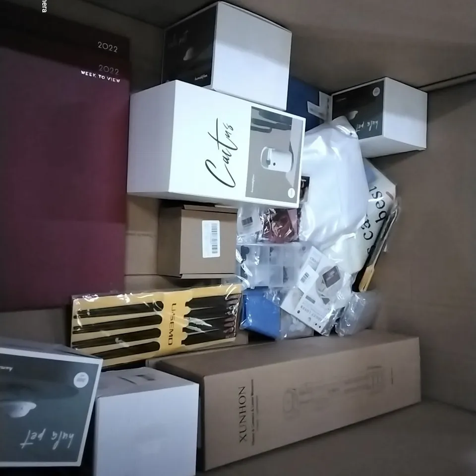 PALLET CONTAINING 6 BOXES IF ASSORTED HOUSEHOLD ITEMS TO INCLUDE HUMIDIFIERS AND UNIVERSAL TRIPODS