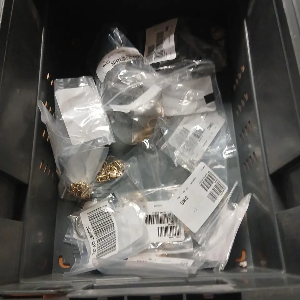 APPROXIMATELY 16 PIECES OF ASSORTED JEWELLERY