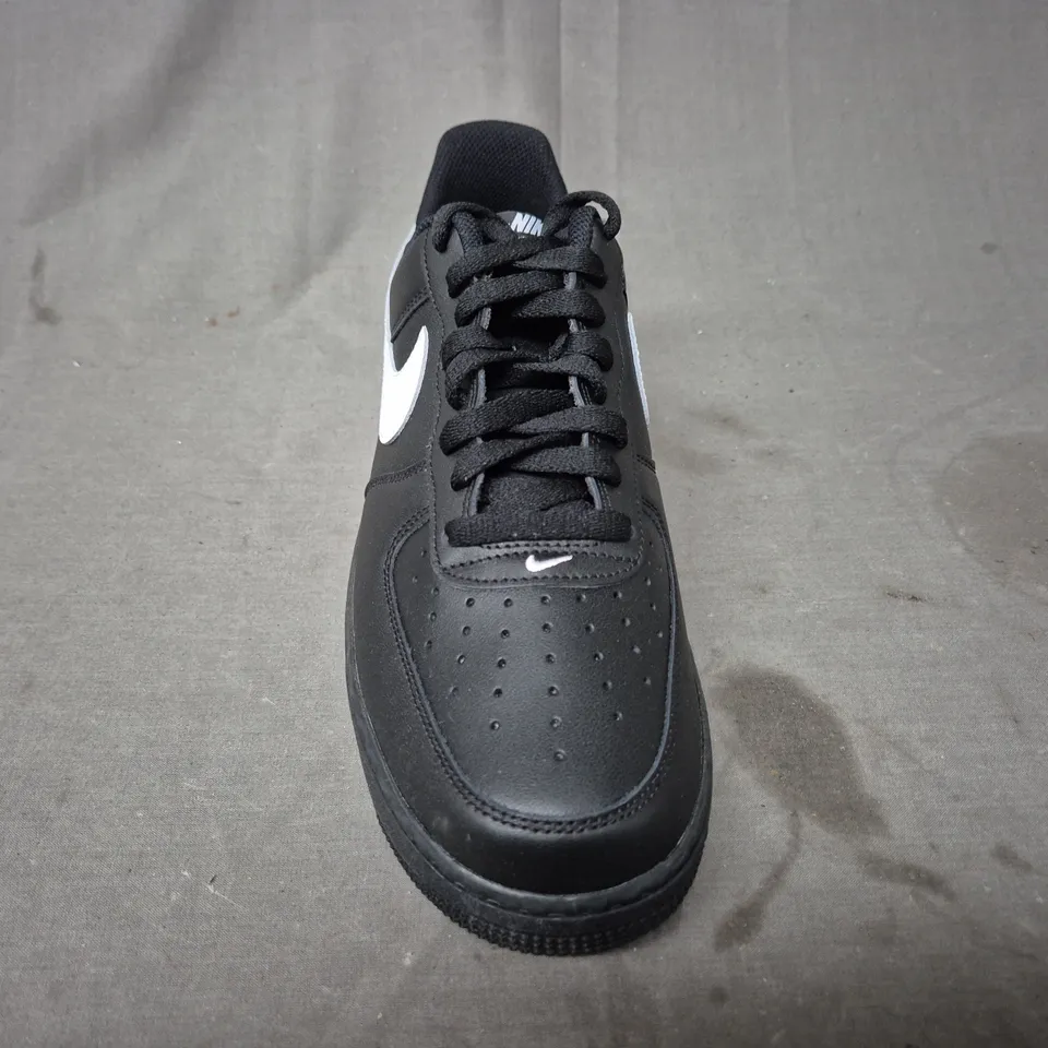 BOXED PAIR OF NIKE AIR FORCE 1 '07 SHOES IN BLACK/WHITE UK SIZE 9.5