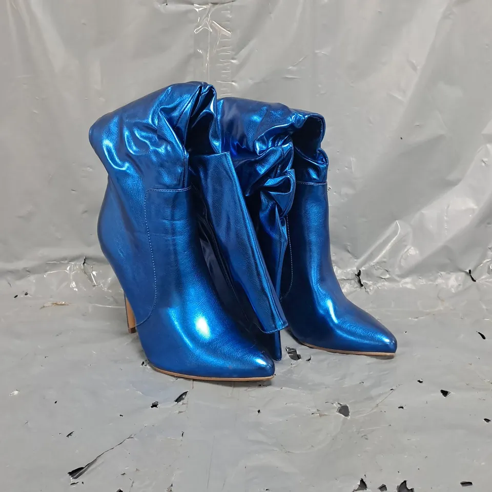 BOXED PAIRED OF ESSEX GLAM POINTED TOE STILETTO HEEL KNEE HIGH BOOTS IN METALLIC BLUE SIZE UK 6