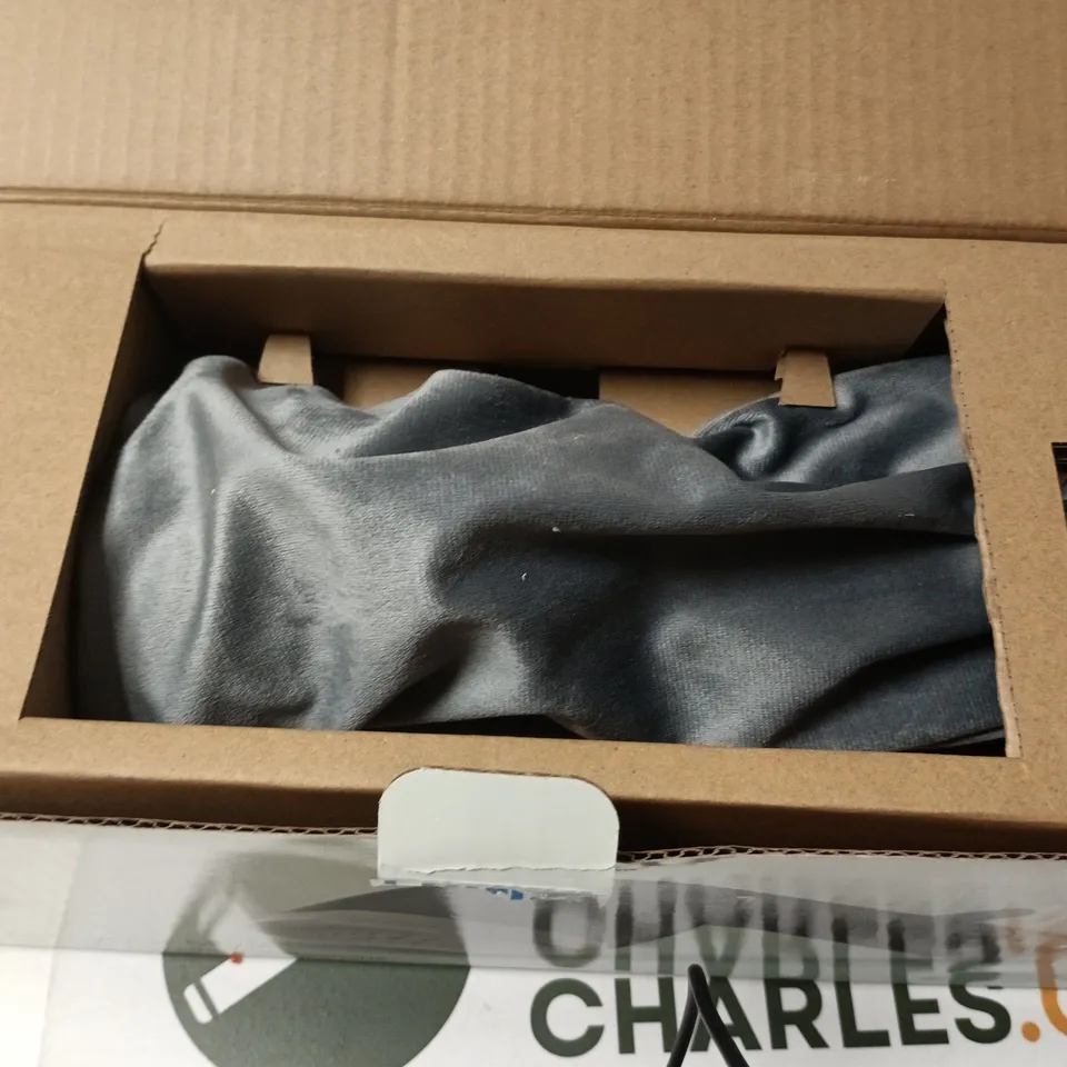 BOXED PHILIPS HANDHELD STEAMER 7000 SERIES 