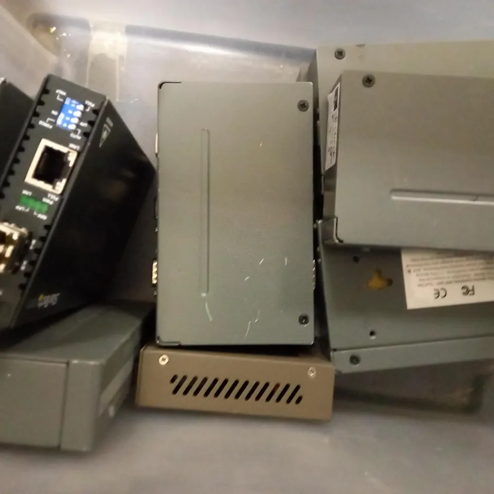 LOT OF APPROX 15 ASSORTED ELECTRICAL ITEMS TO INCLUDE VGA SPLITTER, INDOOR POWER SUPPLY UNIT, VIDEO SPLITTER, ETC