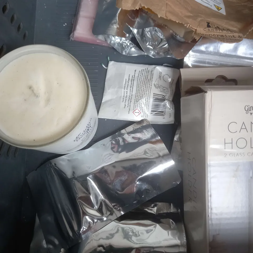 APPROXIMATELY 10 ASSORTED HOUSEHOLD ITEMS TO INCLUDE GINGER RAY GLASS CANDLE HOLDERS, CONNOCK SCENTED CANDLE, HEART WAX MELTS ETC