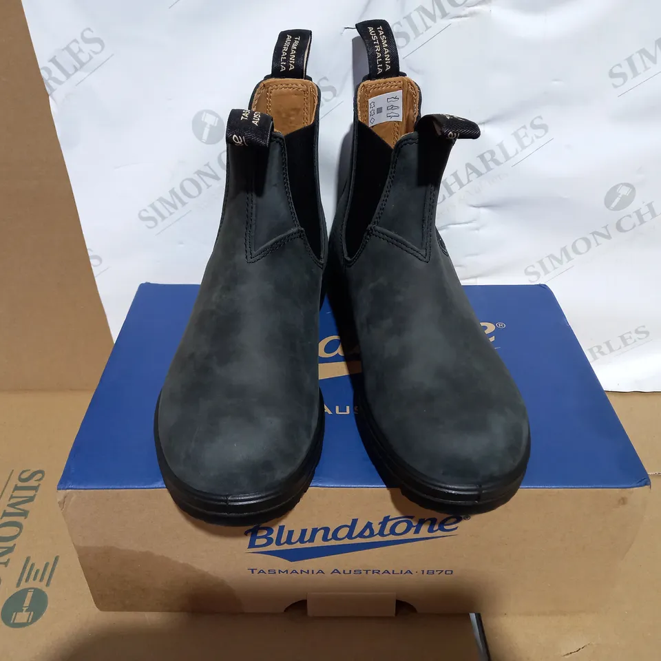 BOXED PAIR OF BLUDSTONE ELASTIC SIDED BOOTS SIZE 6