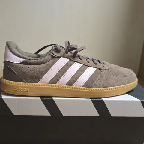 BOXED PAIR OF ADIDAS BREAKNET SLEEK TRAINERS – BROWN SUEDE WITH PINK STRIPES, UK 9.5