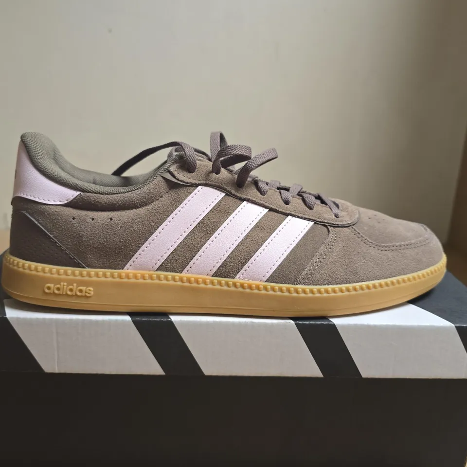 BOXED PAIR OF ADIDAS BREAKNET SLEEK TRAINERS – BROWN SUEDE WITH PINK STRIPES, UK 9.5