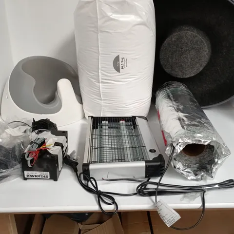 LOT OF APPROXIMATELY 12 ASSORTED HOUSEHOLD ITEMS TO INCLUDE HEATING MAT, FOLDING CHAIR AND 10.5 TOG KINGSIZE DUVET