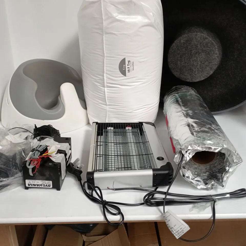LOT OF APPROXIMATELY 12 ASSORTED HOUSEHOLD ITEMS TO INCLUDE HEATING MAT, FOLDING CHAIR AND 10.5 TOG KINGSIZE DUVET