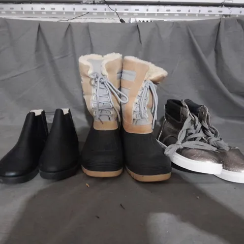 APPROXIMATELY 10 PAIRS OF ASSORTED WOMEN SHOES IN VARIOUS STYLES AND SIZES