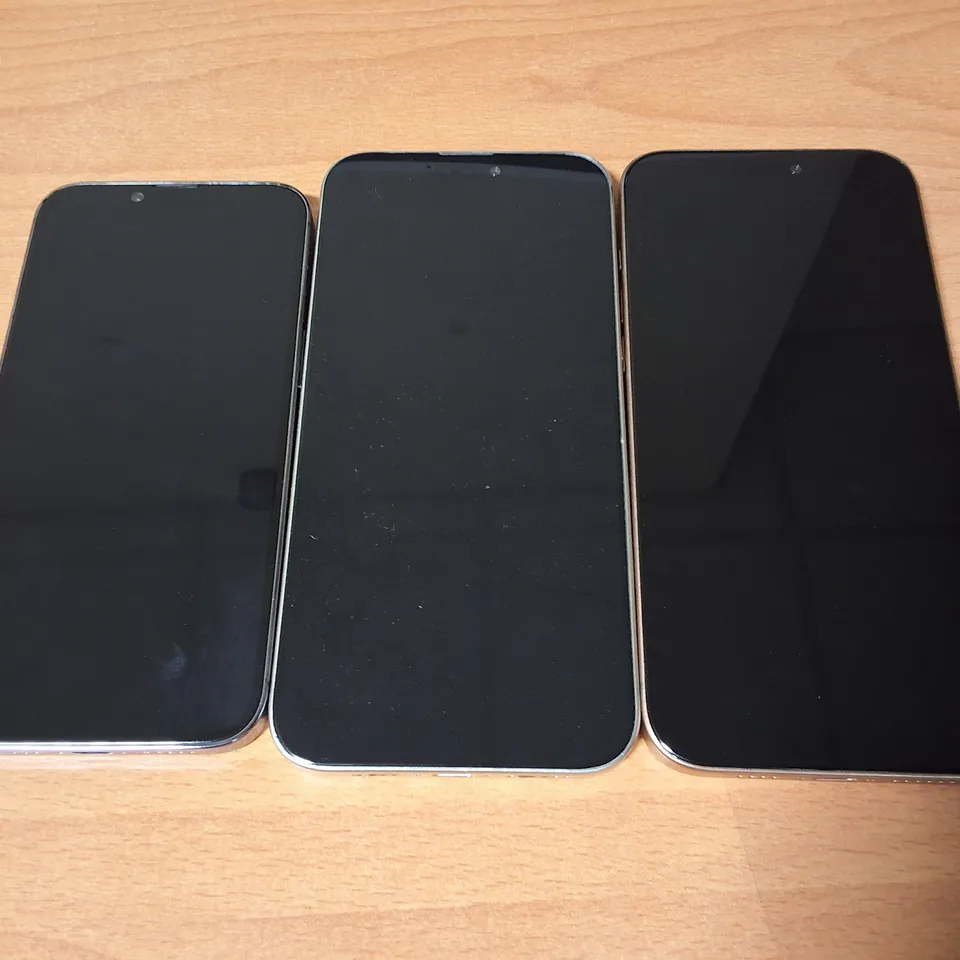 LOT OF 3 ASSORTED APPLE DUMMY DISPLAY PHONES