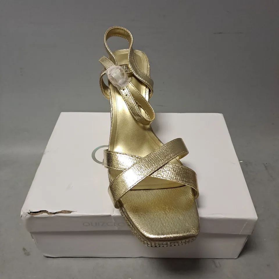 BOXED PAIR OF QUIZ RHINESTONE OPEN TOE BLOCK PLATFORM HEELS IN GOLD SIZE 8