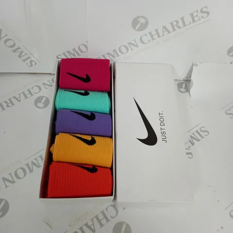 BOX OF 5 NIKE COTTON SOCKS