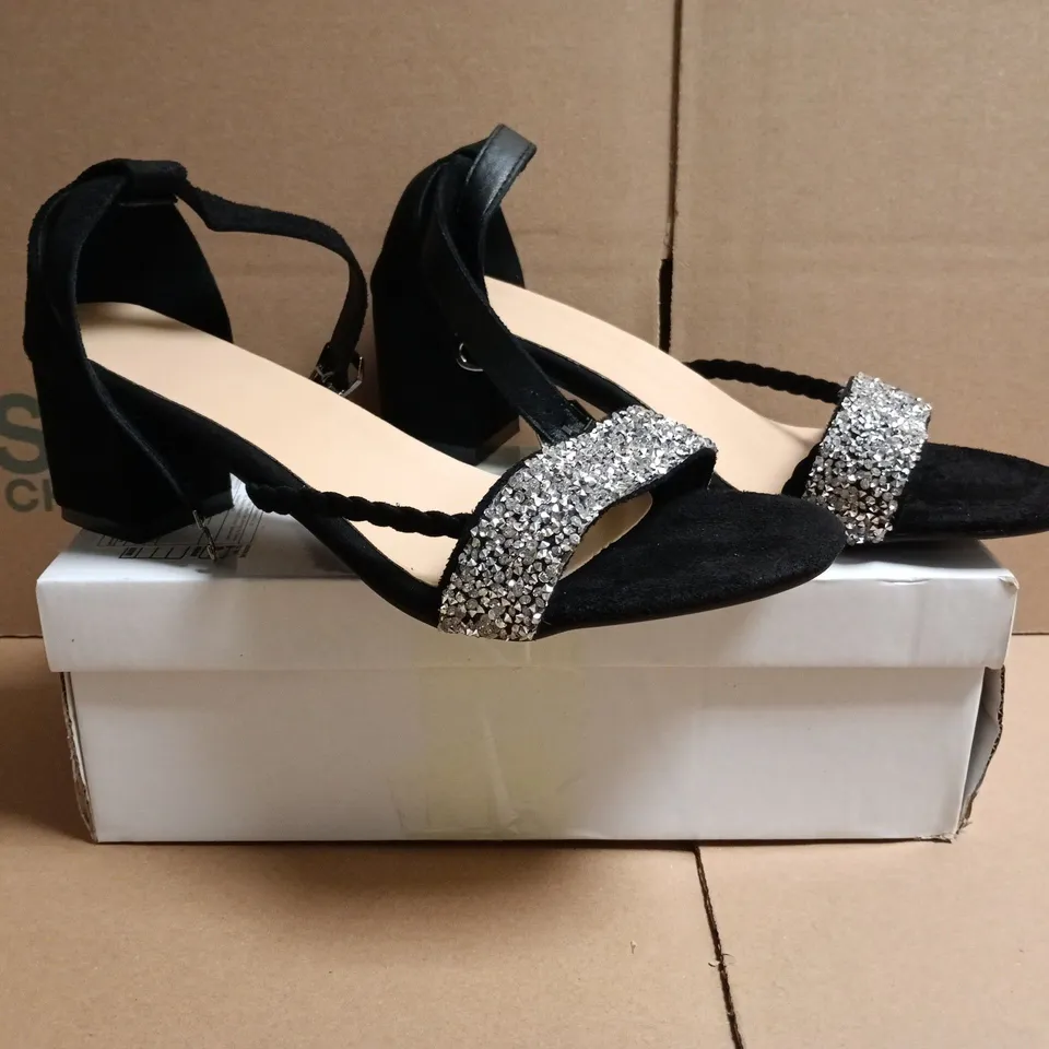 BOXED PAIR OF UNBRANDED OPEN TOE OW BLOCK HEEL SANDALS IN BLACK SIZE EU 40