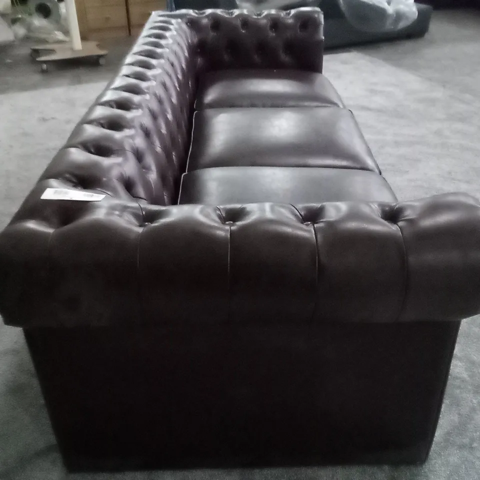 QUALITY DESIGNER HAMPTON 3 SEATER CHESTERFIELD SOFA - ANTIQUE CHESTNUT FAUX LEATHER (BROKEN FRAME)