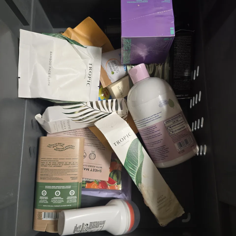 APPROXIMATELY 15 ASSORTED HEALTH & BEAUTY PRODUCTS TO INCLUDE GARNIER CERAMIDE BODY BUTTER, BOOTS CURL CREME, L'OREAL MIRACLE HAIR SERUM ETC - COLLECTION ONLY 