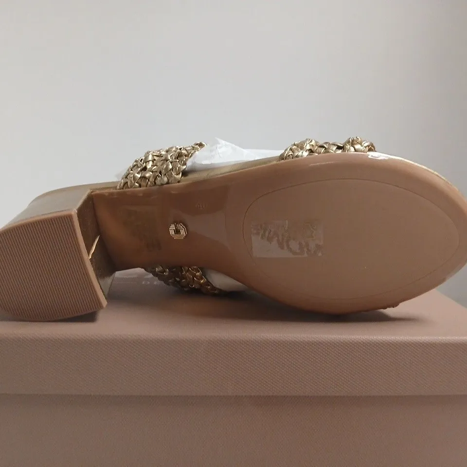 BOXED PAIR OF CARVELA PORTOFINO BLOCK GOLD SANDALS – UK 7 (EU 40) – SYNTHETIC