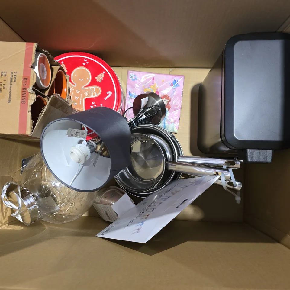 BOX OF APPROXIMATELY 10 ASSORTED HOUSEHOLD ITEMS TO INCLUDE - PARTY DECOR, ROASTER, AND CRACKERS ETC. 