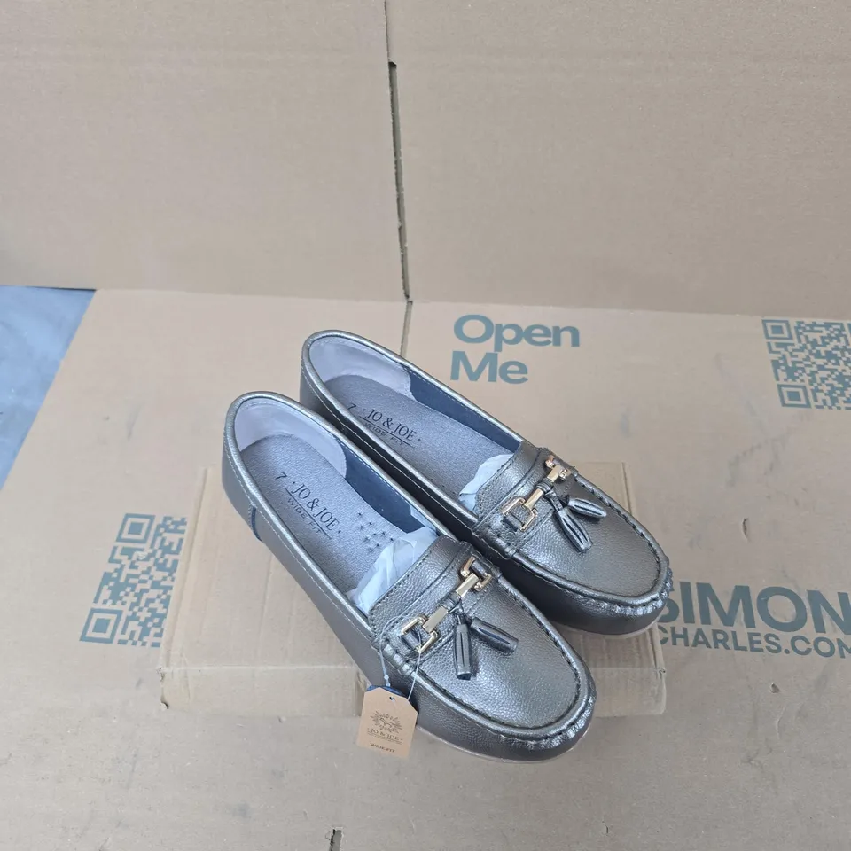 JO & JOE WIDE FIT LEATHER LOAFERS – METALLIC GREY – UK 7