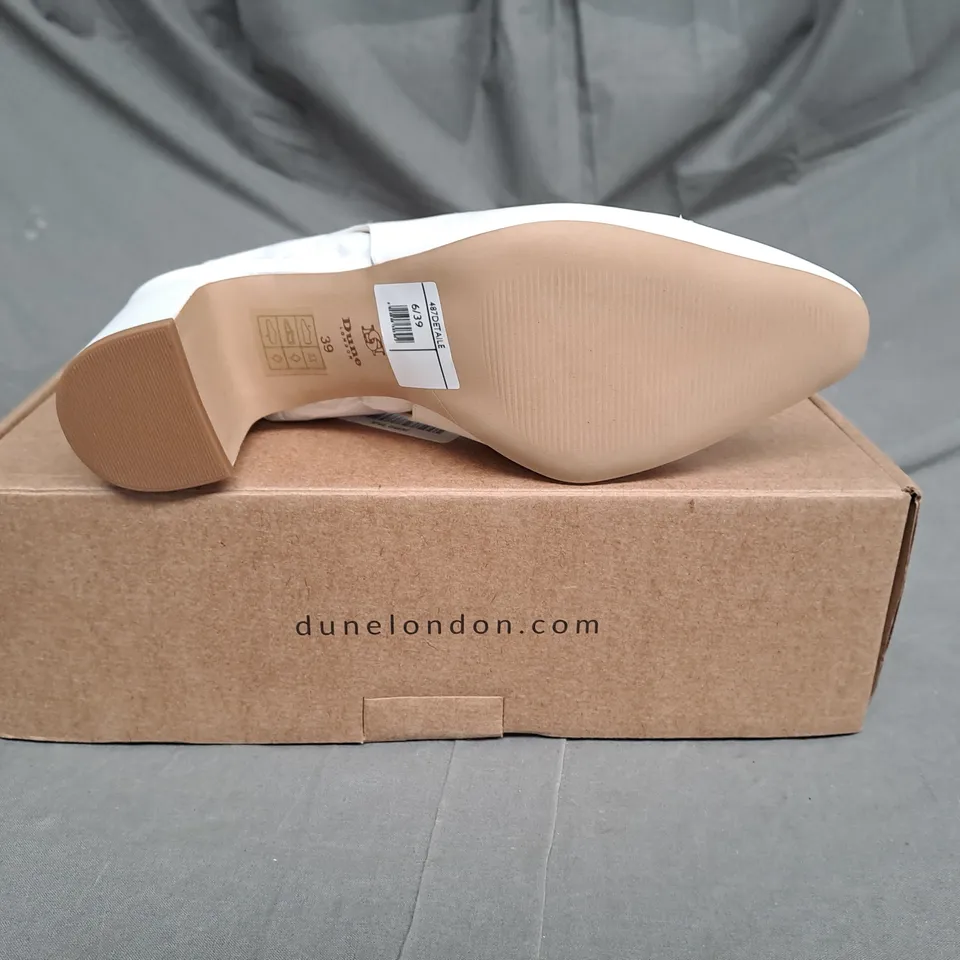BOXED PAIR OF DUNE LONDON BLOCK HEEL SNAFFLE SHOE IN WHITE LEATHER SIZE 6