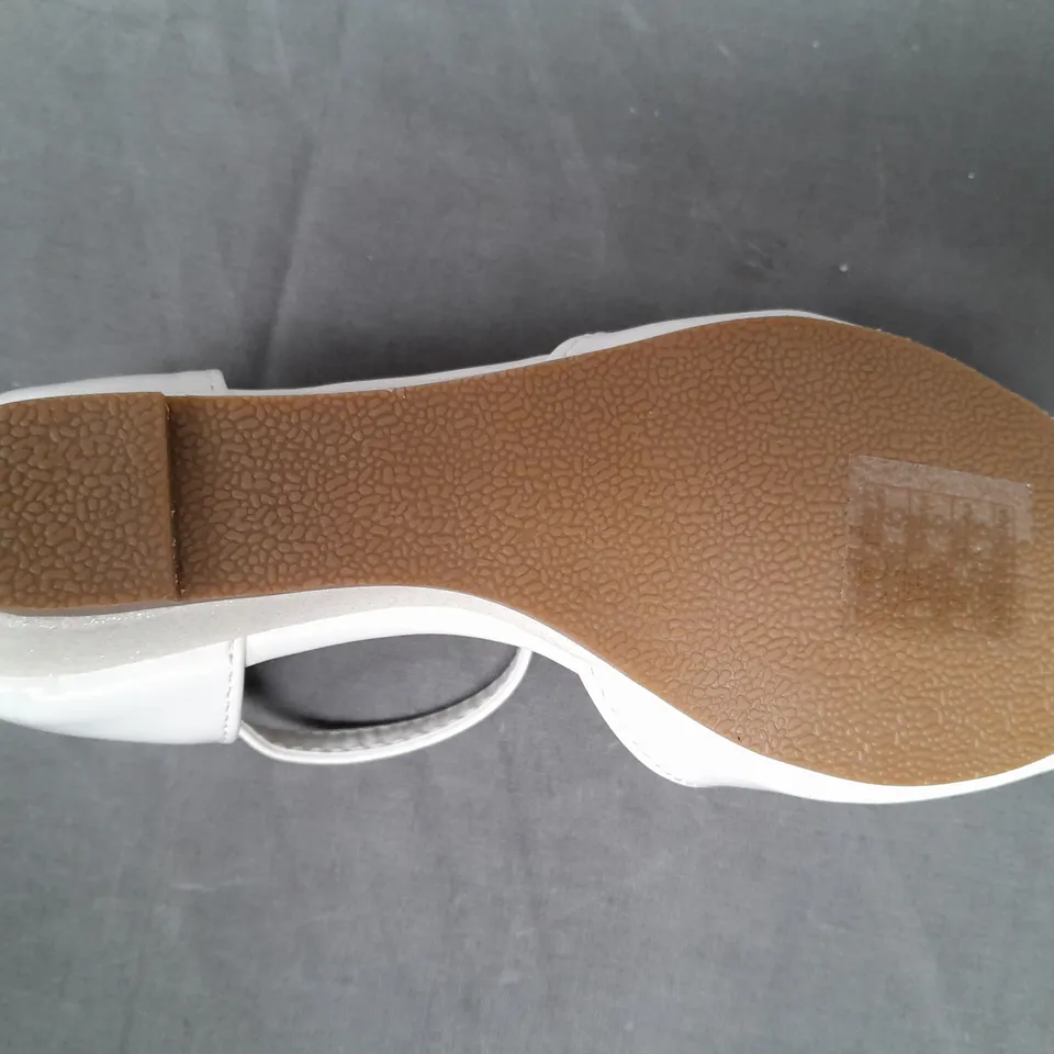 BOXED PAIR OF SPOT ON OPEN TOE KIDS SANDALS IN WHITE W. BOW DETAIL SIZE 12