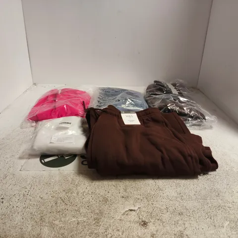 BOX OF APPROXIMATELY 25 ASSORTED CLOTHING ITEMS TO INCLUDE M&S ETC