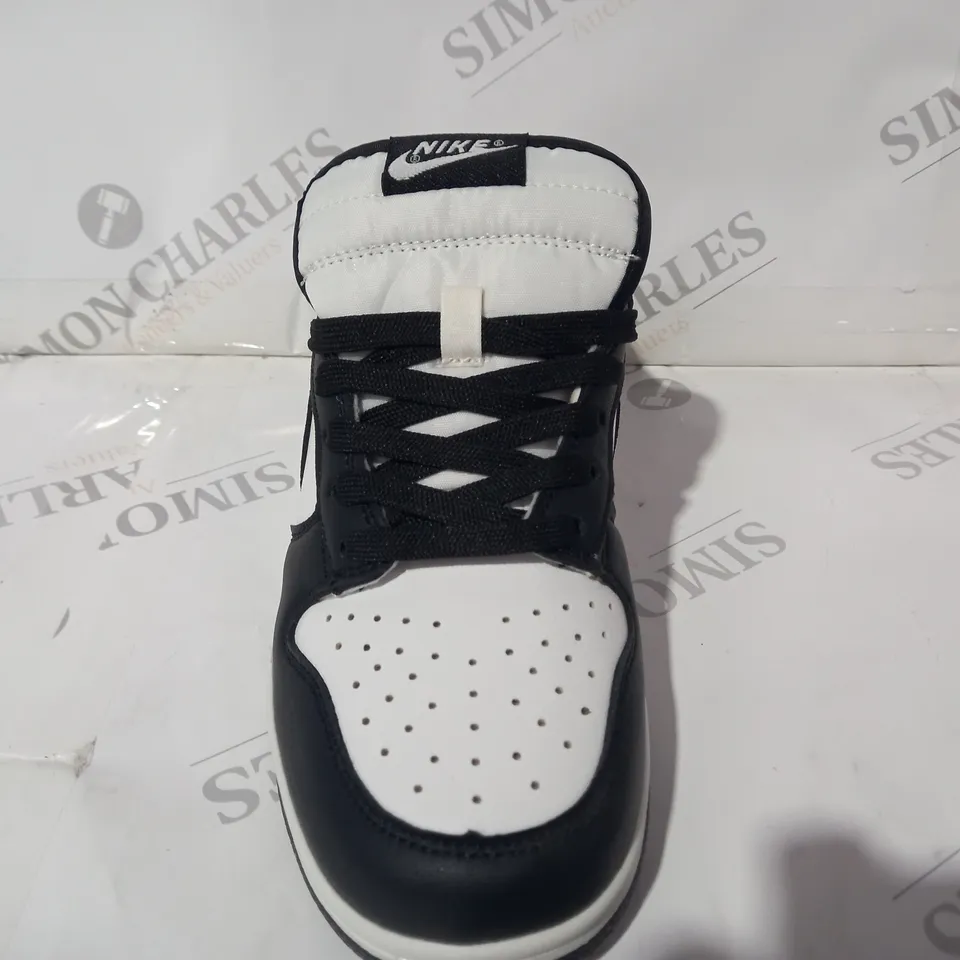BOXED PAIR OF NIKE TRAINERS IN BLACK/WHITE UK SIZE 5.5