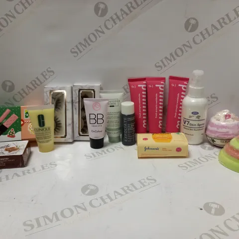 LOT OF APPROX 15 ASSORTED BEAUTY ITEMS TO INCLUDE BENEFIT ROLLER EXPRESS SET, PAULA'S CHOICE 2% LIQUID EXFOLIANT, V7 SKIN SPRAY, ETC
