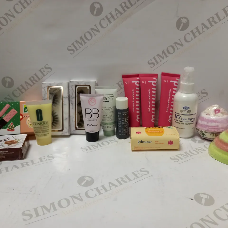 LOT OF APPROX 15 ASSORTED BEAUTY ITEMS TO INCLUDE BENEFIT ROLLER EXPRESS SET, PAULA'S CHOICE 2% LIQUID EXFOLIANT, V7 SKIN SPRAY, ETC
